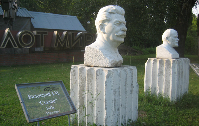 Bustos de Stalin y Lenin en un parque de Mosc. (Foto: D. U.)