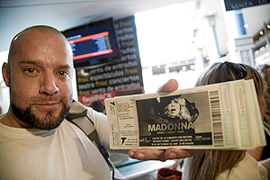 Un aficionado exhibe las entradas compradas el viernes en la Fnac para el concierto de Madonna. (Foto: Vicent Bosch)