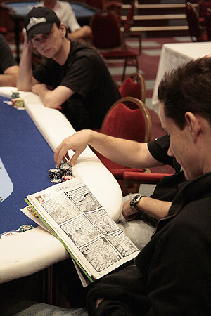 Un joven lee un cmic a la espera de comience la partida en el Spanish Poker Tour. (Foto: El Mundo)