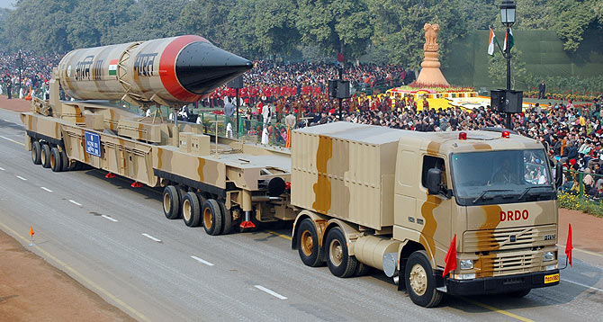 Un misil AGNI 3 exhibido en un desfile en Nueva Delhi. (Foto: Oficina de Prensa india)
