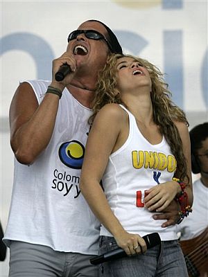 Shakira y Carlos Vives, durante su actuacin en Leticia. (Foto: AP)