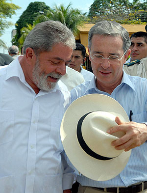 Lula y Uribe, dos de los promotores del pacto, bromean. (Foto: EFE)