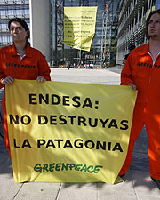 Activistas de Greenpeace despliegan la pancarta. (Foto:Manuel H. de Len | EFE)