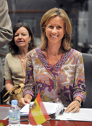 Cristina Garmendia sonre en una de las reuniones. (Foto: AFP)