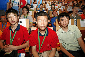 De izquierda a derecha aparecen Kiaosheng Mu, Dongyi Wei y Alex Zhai, los campeones de la olimpiada. (Foto: Sergio Gonzlez)
