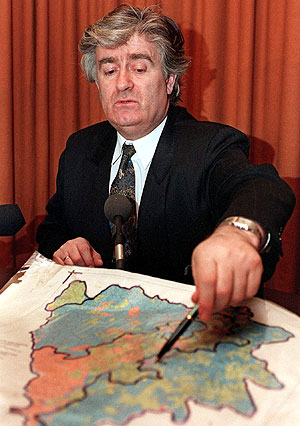 Karadzic, en una imagen de 1993 con un mapa de la zona. (Foto: EPA)