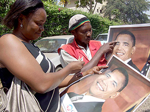 Una keniana comprando un poster de Obama, originario de este pas. (Foto: EFE)