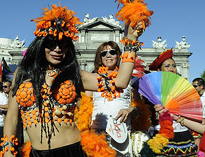 Dos participantes en la pasada marcha del Orgullo gay en Madrid. (Foto: AFP)