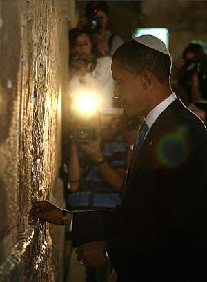 Barack Obama en su visita al Muro de las Lamentaciones, antes de viajar a Europa. (Foto: AFP)
