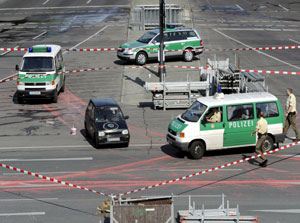 Policas alemanes aseguran las calles que rodean la Columna de la Victoria, en Berln. (Foto: Rainer Jensen)