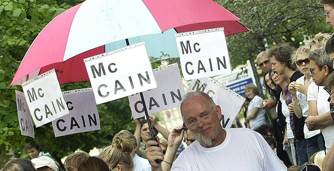 Un seguidor de McCain, con su peculiar paraguas. (Foto: REUTERS)