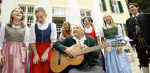 Maria von Trapp (con la guitarra) y unos nios, en su antiguo hogar. (Foto: REUTERS)