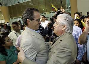 El ex presidente de la Asamblea Constituyente, Alberto Acosta, y el actual titular, Fernando Cordero, celebran la victoria del 'S'. (Foto: AP)