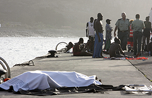 El inmigrante fallecido en el cayuco que ha llegado a La Gomera. (Foto: EFE)