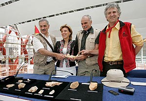 Los tres coordirectores de las excavaciones de Atapuerca junto a la consejera de Cultura de Castilla y Len. (Foto: Efe)