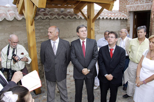 De izda. a dcha. el presidente de la Diputación de Ávila, el presidente de las Cortes y el alcalde del municipio durante la inauguración del albergue. (Foto: RICARDO MUÑOZ)