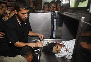 El cuerpo de la nia fallecida es introducido en la morgue de un hospital en Gaza. (Foto: AP)