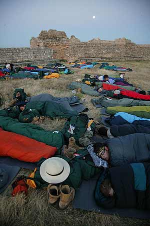 Los ruteros duermen entre las murallas del Castillo de Gormaz. (Foto: ngel Colina)