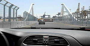 Imagen del trazado a la altura del puente, desde el Fiat Bravo con el que los periodistas recorrieron el circuito (Foto: BENITO PAJARES).