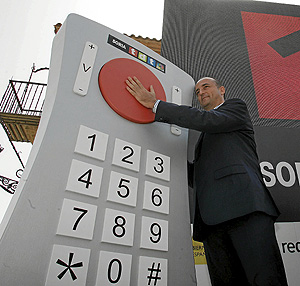 El ministro de Industria, Miguel Sebastián, inaugura la era de la TDT en Soria. (Foto: Bernabé Cordón)