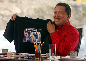 El presidente de Venezuela, Hugo Chvez, muestra la camiseta que le regal el rey Juan Carlos, en Caracas. (Foto: EFE)
