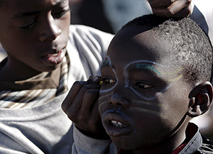 Nios inmigrantes vagabundos se pintan la cara en Johanesburgo. (Foto: EFE)