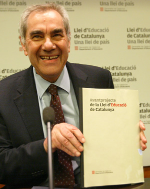 El conseller de Educaci, Ernest Maragall, con el anteproyecto de la Ley de Educacin. (Foto: Domnec Umbert)