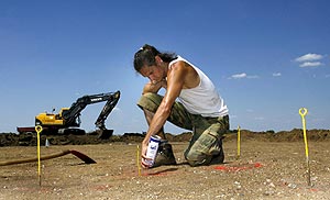 Andr Spatzier prepara las lneas que marcan el rea de excavacin arqueolgica. (Foto: EFE)