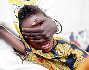 Una mujer sujeta la cabeza de una nia de seis aos en el momento de sufrir esta prctica. (Foto: AP)