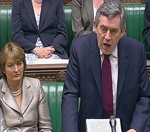 La ministra britnica para la Mujer, Harriet Harman, y el primer ministro Gordon Brown, en la Cmara de los Comunes. (Foto: AP)