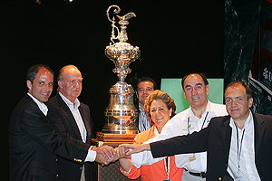 Rita Barberá junto a Su Majestad el Rey y las autoridades valencianas junto a la Copa de las Cien Guineas (Foto: BENITO PAJARES).