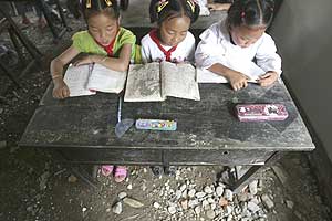 Tres nias chinas estudian en un colegio en psimas condiciones en Sichuan. (Foto: REUTERS)