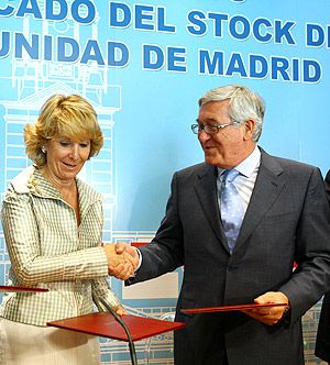 Esperanza Aguirre y J. M. Galindo (Asprima) tras la firmar el convenio. (Foto: ELMUNDO.ES)