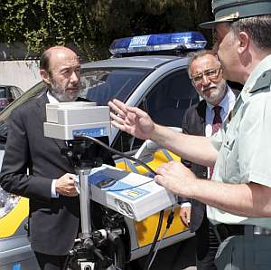 Rubalcaba y el director general de Trfico, Pere Navarro, atienden a las explicaciones de un Guardia Civil. (Foto: EFE)