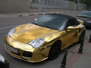 Vista de un Porsche de oro aparcado en una calle de Mosc. (Foto: 'Komsomolskaya Pravda').