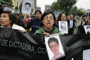 Gisela Ortiz en una manifestación con la imagen de su hermano.