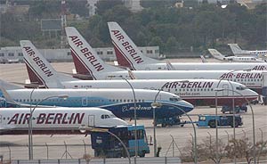 Aviones de Air Berlín, en el aeropuerto de Palma. (Foto: Cati Cladera)