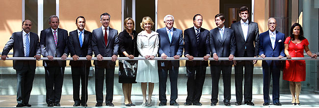 Aguirre posa con los representantes del sector con los que ha sellado el acuerdo. (Foto: ELMUNDO.ES)