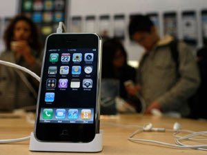 Un ejemplar del nuevo iPhone, expuesto en una tienda. (Foto: AFP).