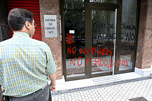 Pintandas en contra de De Juana que aparecieron en el portal de la casa donde va a vivir. (Foto: EFE)