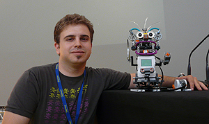Francisco Javier Snchez posa con su robot 'Pelos', fabricado con piezas de Lego. (Foto: Campus Party)