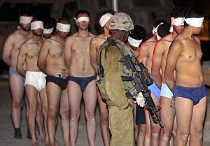 El Ejrcito israel, con varios palestinos detenidos. (Foto: EFE)