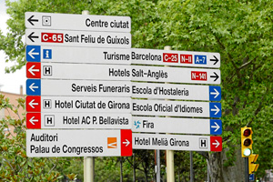 Letreros indicadores en la provincia de Girona, todos ellos escritos únicamente en catalán. (Foto: Eddy Kelele)