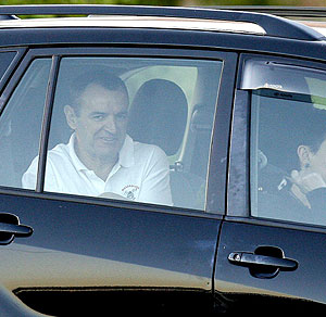 El etarra, dentro del coche en el que abandonó la cárcel de Aranjuez. (Foto: EFE)