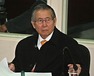 Alberto Fujimori, en la Sala Penal Especial en Lima, en la que es juzgado por violaciones a los derechos humanos. (Foto: EFE)