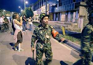 Agentes patrullan la ciudad de Kashgar, en Xinjiang, cerca del lugar del atentado. (Foto: AP)