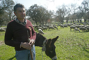 Julio de Losa y su burro 'Romero' en una imagen tomada en 2007 en la Casa de Campo. (Foto: Julio Palomar)