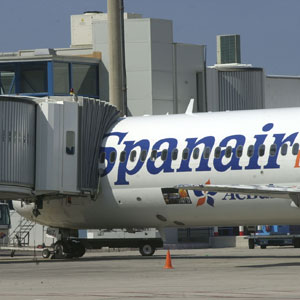 Imagen de un avin de la aerolnea en el aeropuerto de Palma. (Foto: Pep Vicens)