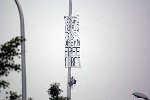 Una pancarta con el lema: 'Un mundo, un sueo: Tbet libre'. (Foto: AP)