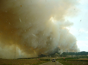 El fuerte viento hizo que el incendio se propagase con rapidez. (Foto: ejeadigital.com)